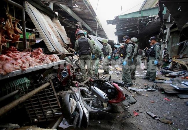 Трима души загинаха при експлозия на бомба на пазар