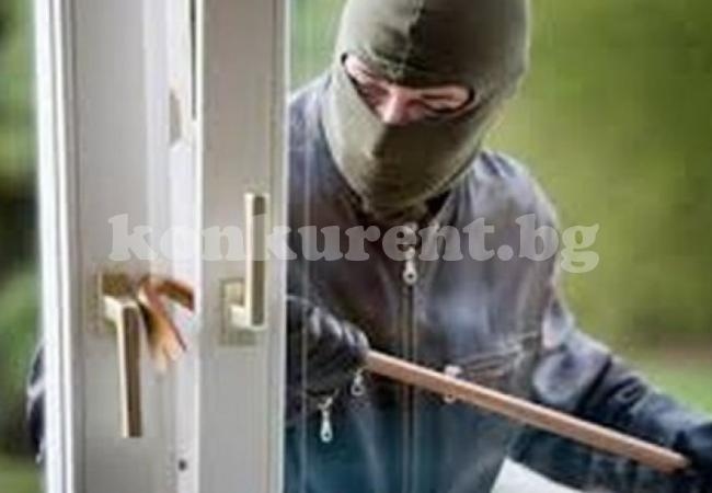 Уникално ВИДЕО: Крадец заседна във вратата, на ограбения от него магазин  