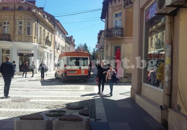 СНИМКИ Момиче припадна в центъра на Враца, линейка \