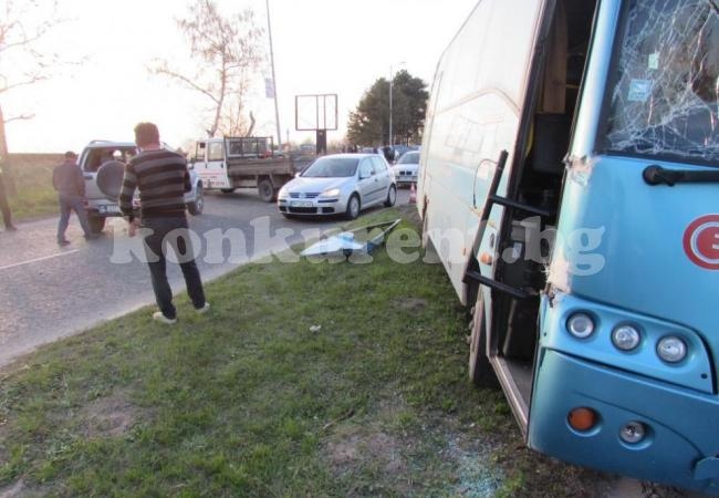 (СНИМКИ) Междуградски автобус катастрофира на пътя 