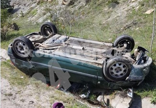 Жена оцеля по чудо, след като се обърна с кола