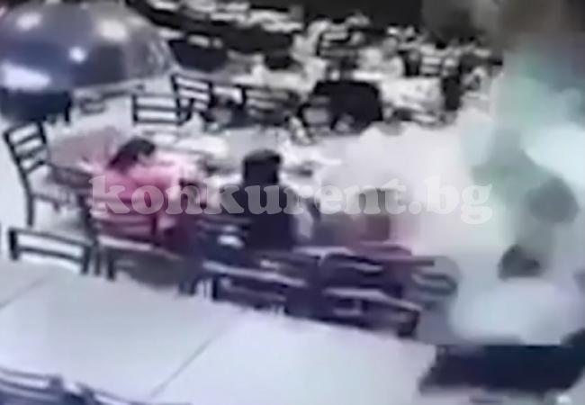 Шофьор се вряза в ресторант и уби 12 по време на обяд  