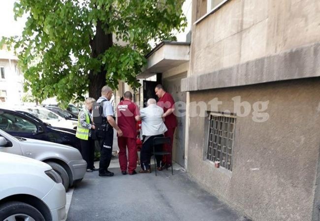 Възрастен мъж припадна в центъра на Враца /СНИМКИ/