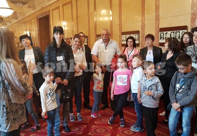 Деца от Мездра посетиха парламента СНИМКИ