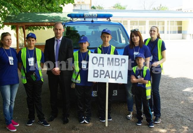 Малки полицаи от Враца заминаха за участие в национално състезание 