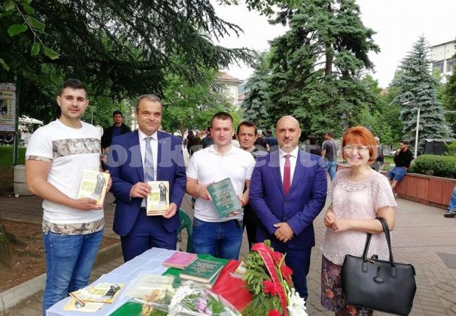 ВМРО подари книги на стотици врачани