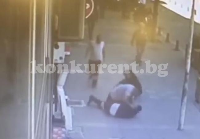Минувач с удар с глава трупяса побеснял мъж, който пребиваше съпругата си на улицата (ВИДЕО) 