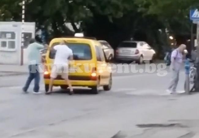 Колоездач напляска таксиметров шофьор (Видео)