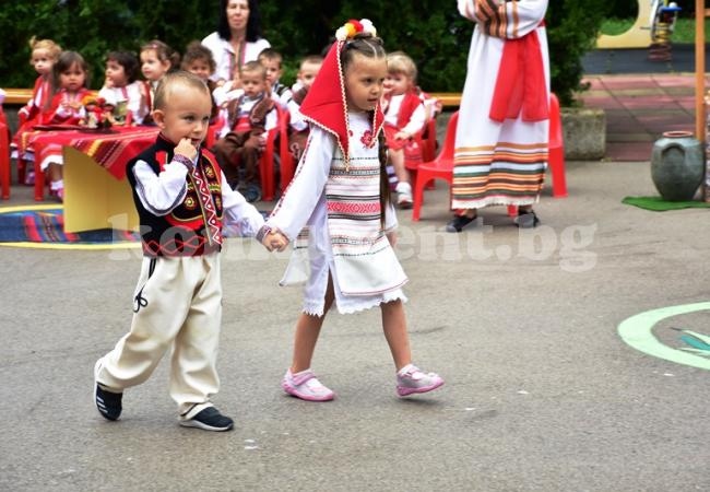 Деца пресъздадоха традициите на Северняшка сватба СНИМКИ