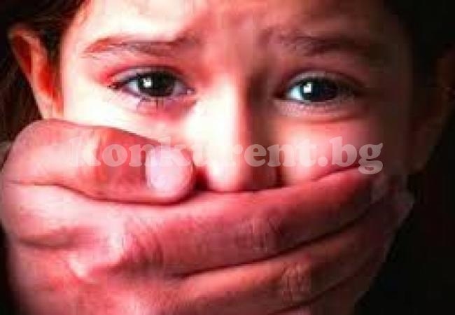 Родители изнасилваха пред камерите си 4-годишната си дъщеря заради...  