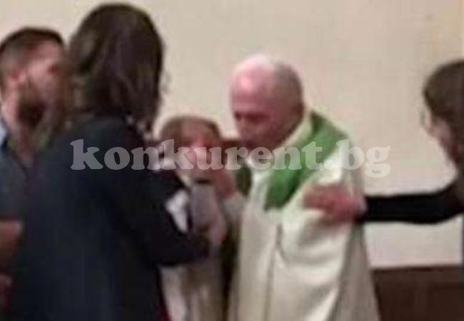 Зъл свещеник шамароса плачещо бебе на кръщенето (ВИДЕО)