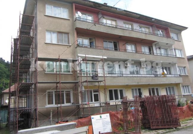 Известна врачанска фирма санира блок в Берковица