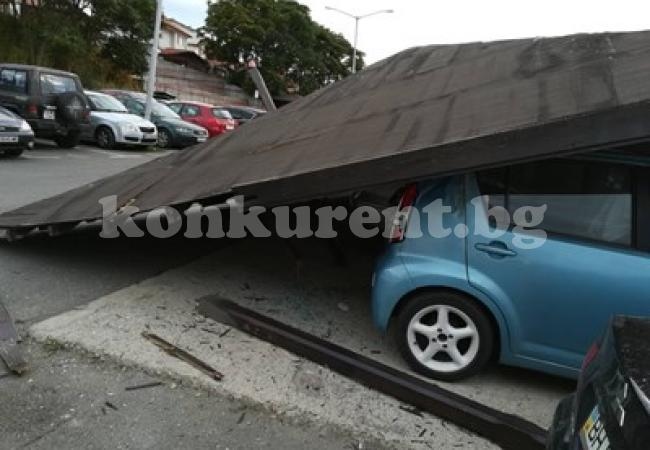 Покрив се срути върху 6 коли