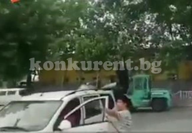  Мъж се вряза с мотокар в тълпа (18+)