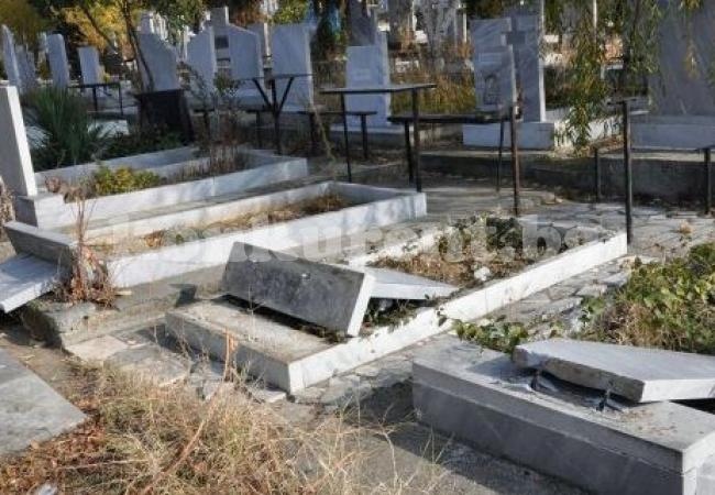 Вандали потрошиха паметници в гробищен парк 