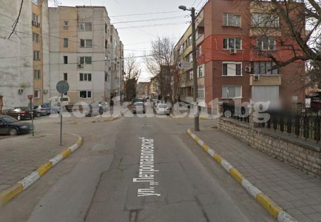 Спират движението по възлова улица във Враца