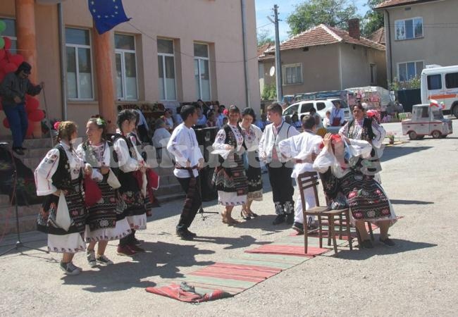 Над 250 самодейци си дадоха „Среща на три поколения” в Гюргич