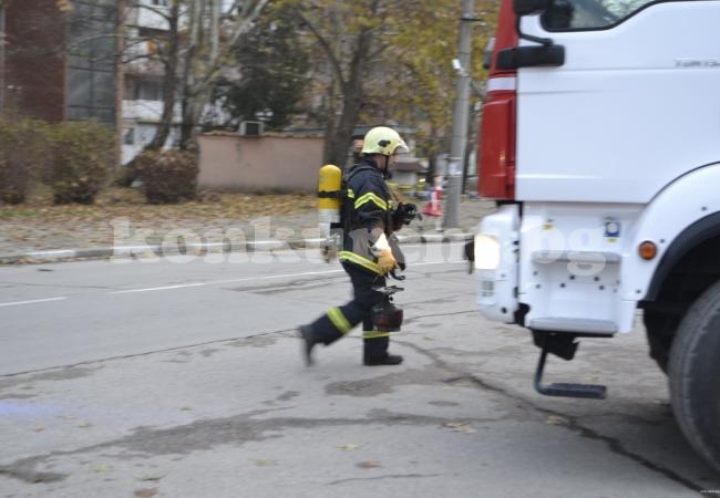 Пожарникари гасиха избухнала газова бутилка