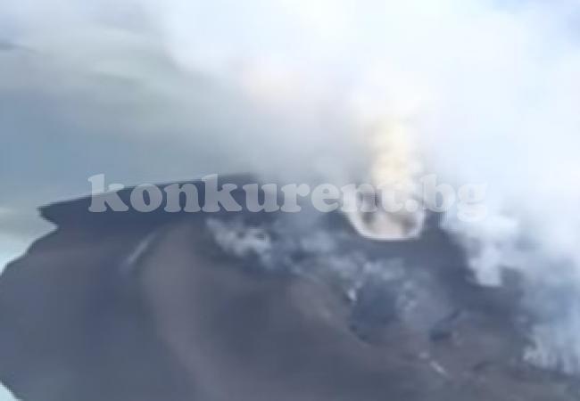 Евакуираха 11 000 жители заради вулканична активност (Видео)