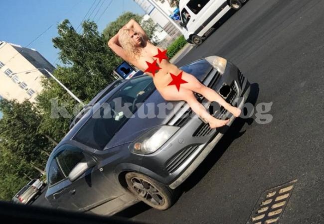 Гола жена атакува автомобили на пъпа на голям град (СНИМКИ/ВИДЕО 18+)
