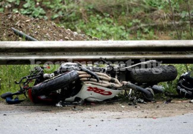 Мъж се размаза с мотоциклет, загина на място