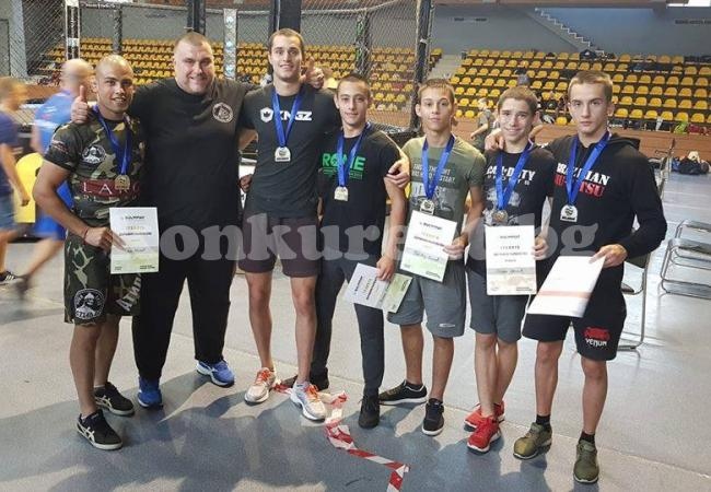 И петимата бойци на Колето се прибраха с медали, успешен дебют при мъжете на Евгениев