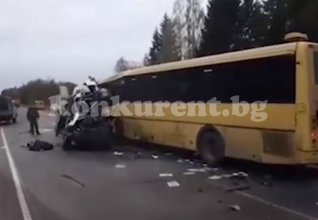 Касапница на пътя: Загинали са 13 души, 4 са ранени в меле между автобус и ван (ВИДЕО)