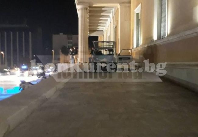 Пиян шофьор „паркира“ пред вратата на гръцкия Парламент