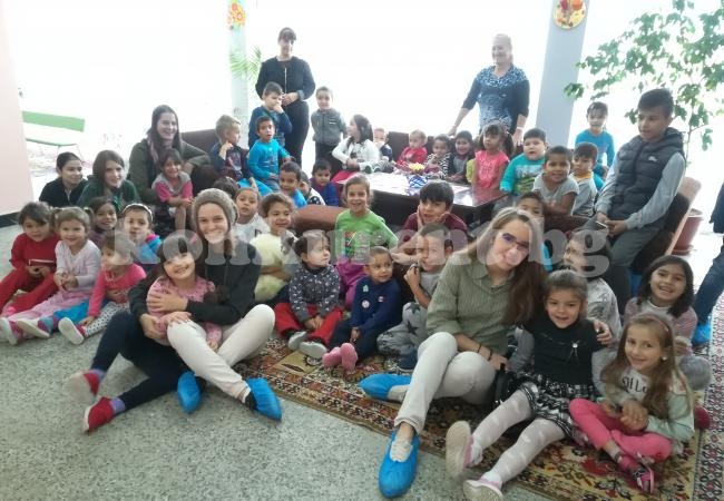 Деца дариха дрехи и играчки на забавачката в Якимово