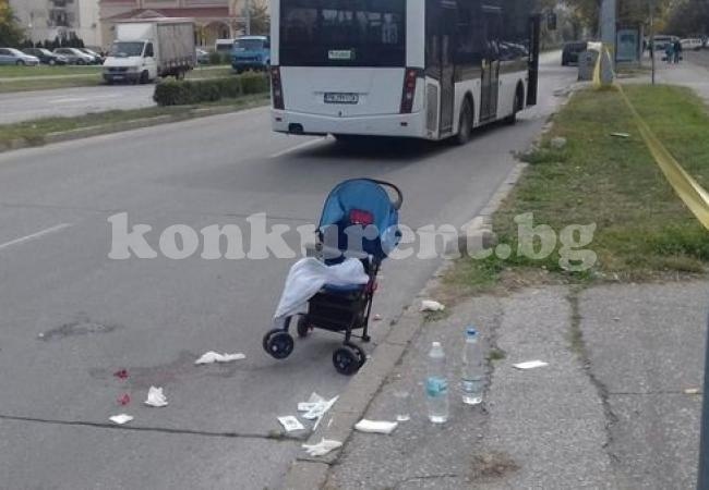 Блъснатата от автобус майка с количка още е в критично състояние