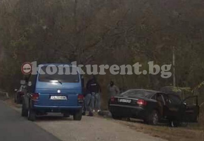 Маскирани тарашиха софийска кола край врачанско село СНИМКА