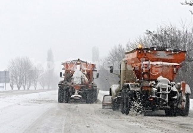 Близо 3 000 машини ще поддържат пътищата през зимата