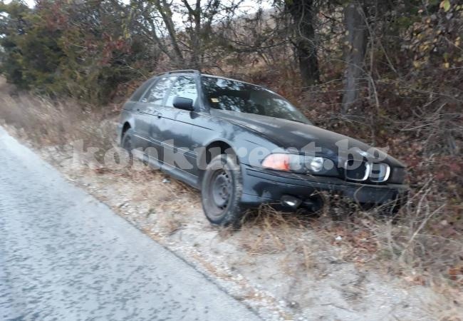 BMW кацна върху канавка (Снимки)