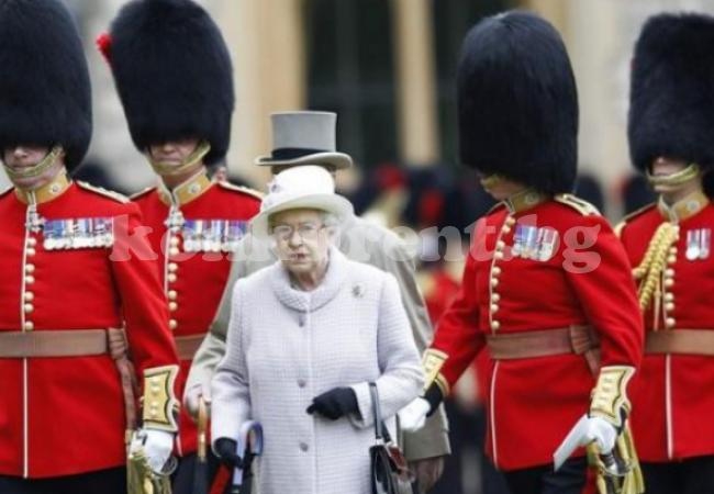 Петима от гвардейците на кралица Елизабет II направиха нещо нечувано скандално