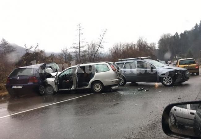 Трима пострадали при катастрофа между три коли