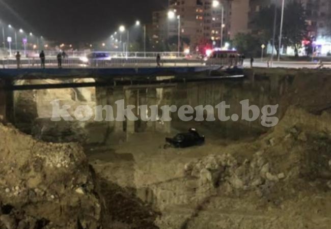 Младеж се хвърли с БМВ в изкоп за нов булевар (СНИМКИ)