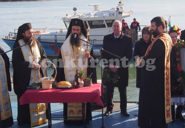 С литийно шествие и празничен молебен на брега на Дунав отбелязаха Никулден във Видин