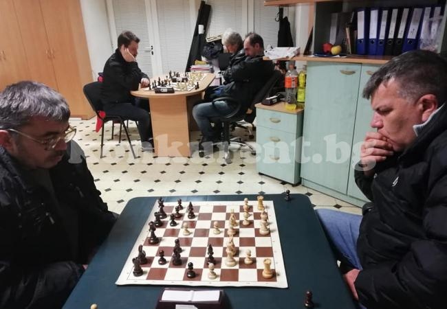 Трио влиза в битка за 2 място на верига по шах, шампионът е ясен