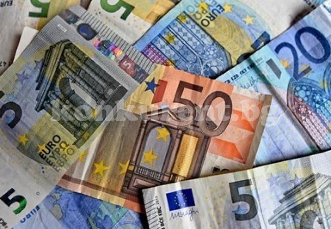 Тинейджърка организирала кражбата на 8200 евро от приятелка