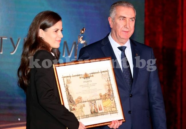 Ценков връчи отличието за публикация в интернет блог на третите Годишни награди в туризма