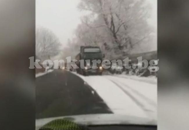 Скандал с асфалтиране върху сняг край Гложене