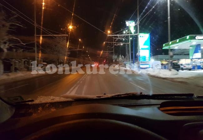 Посипаха със 100 тона сол пътните артерии във Враца СНИМКИ
