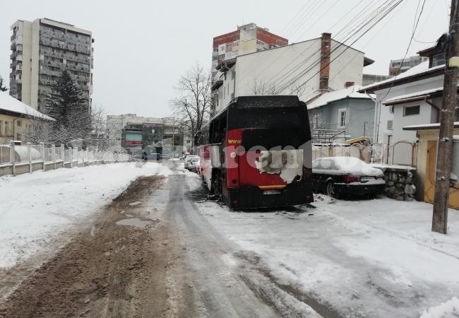 ОБНОВЕНА Запали се автобус край пожарната във Враца СНИМКИ 
