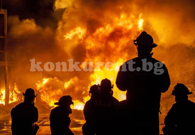Пожар погълна стопански постройки в Долна Кремена