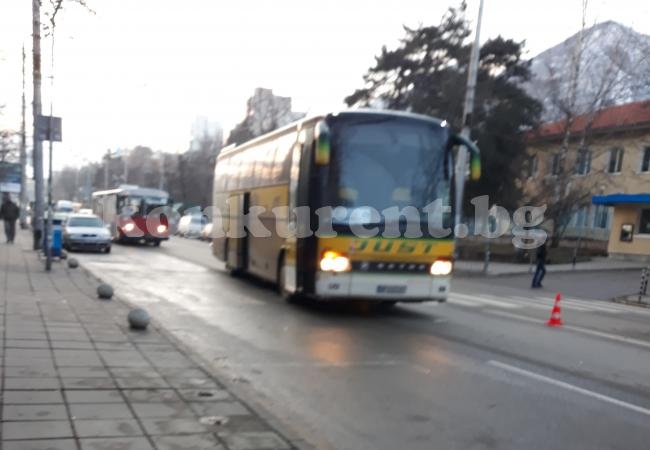 Автобус блъсна човек на пешеходна пътека СНИМКИ