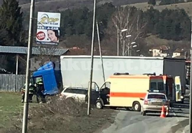 Ужасяваща катастрофа на Е79 между Ботевград и Мездра СНИМКИ