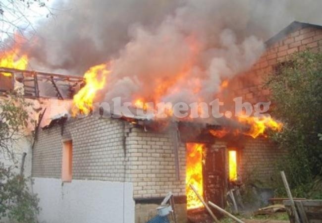 Отново гори къщата, в която се самозапали 57-годишна ромка във Врачанско