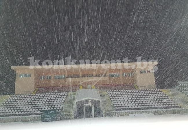 Снежен сървайвър за футболисти и фенове днес във Враца
