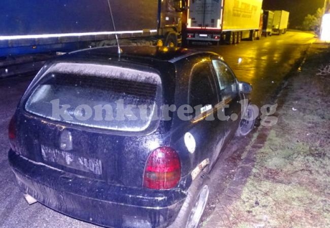 Кола се заби в ТИР на път Е79 край бензиностанция  СНИМКИ