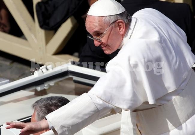 Папа Франциск ще обиколи центъра на София с папамобила си (Обзор)